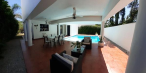 Couple's Getaway Modern Villa Pool 3BD